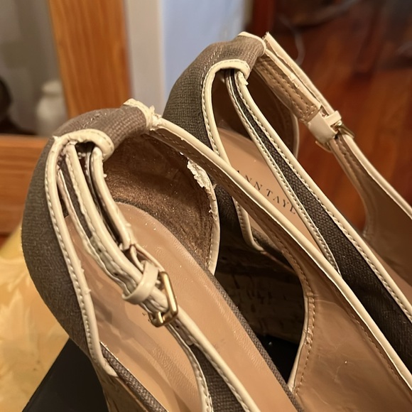 And Taylor wedges one once beige and taupe color small (dry rot) - Picture 7 of 9